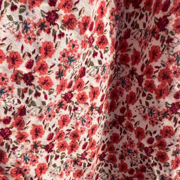 Floral, flowy top💐 - Picture 2 of 3